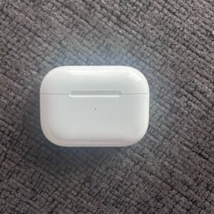 Apple Wireless Earbuds in White Case